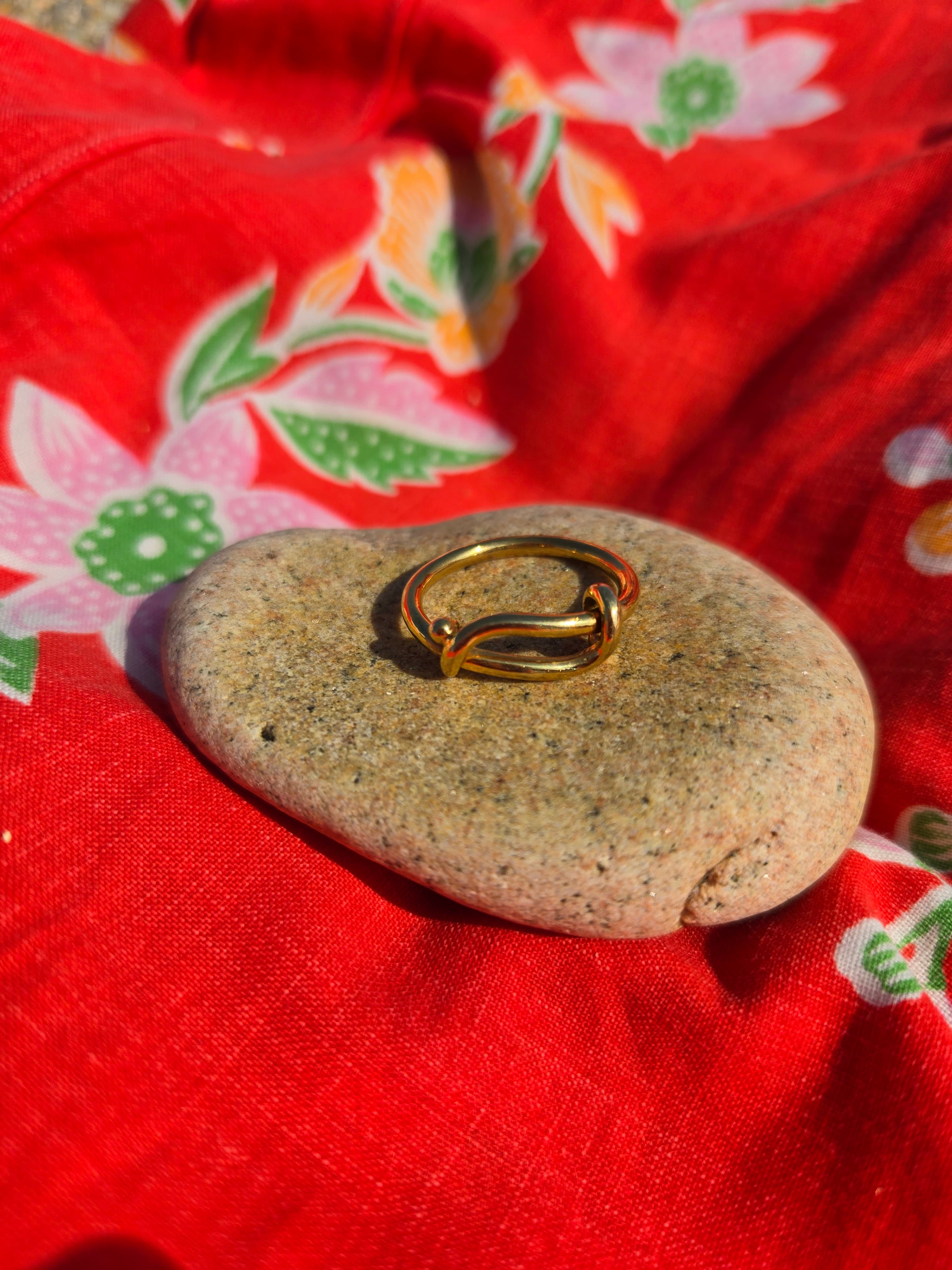 Bague Fleur d'Abricotier doré en vermeil, vue inclinée — Lan Vera